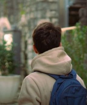 Comment préparer un enfant qui part seul pour la première fois